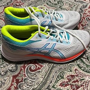 Ladies ASIC tennis shoes